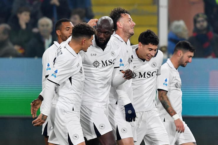 בפסגה, לפחות זמנית. שחקני נאפולי חוגגים (צילום: REUTERS/Jennifer Lorenzini) שחקני נאפולי חוגגים