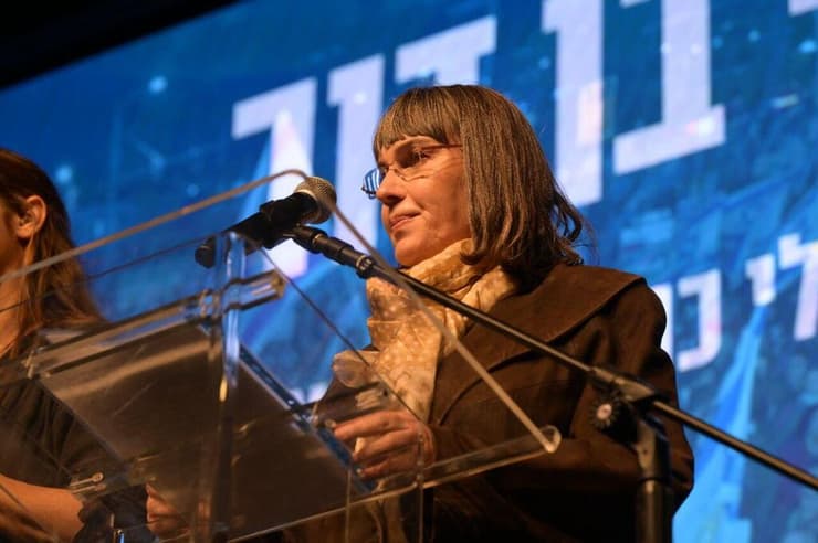 סופי בן דור, בתו של אלי כהן ז"ל. "הקריב את חייו למען מדינת ישראל היהודית והדמוקרטית" (צילום: יובל חן) ביתו של אלי כהן סופי בן דור נואמת בהפגנה בקפלן