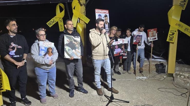 לירן ברמן (במרכז). "הם גוססים במנהרות" (צילום: מאיר אבן חיים) לירן ברמן, אחיהם של החטופים זיו וגלי ברמן, בעצרת להחזרת החטופים בשער הנגב