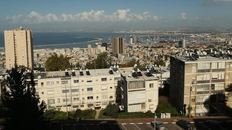 חיפה (צילום: אלעד גרשגורן) מבט על חיפה משכונת הדר עליון