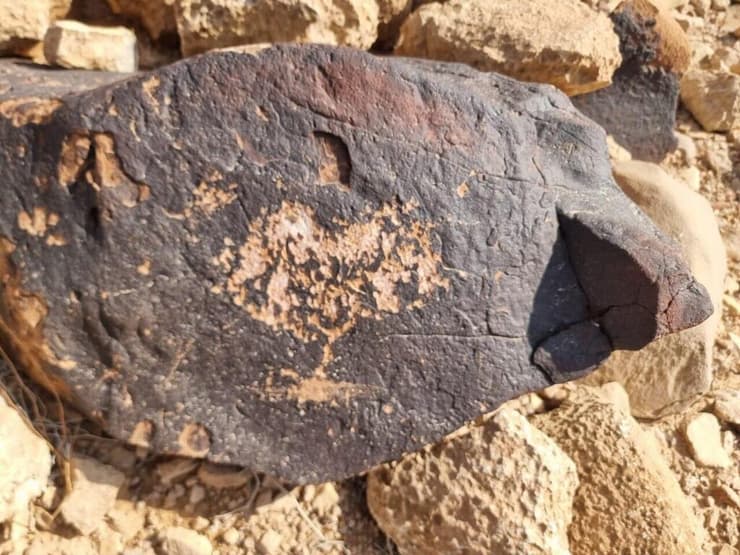 חרותת מנורת שבעת הקנים לאחר שהושחתה