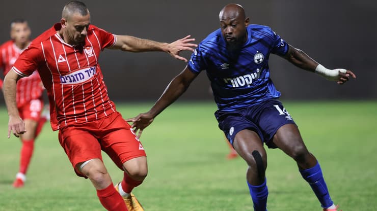 גריטה (מימין) מול סכנין, אתמול בעכו (צילום: גיל נחושתן) פול גריטה