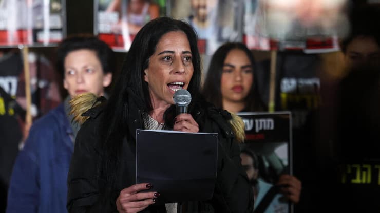 הצהרה של משפחות חטופים מחוץ לשער בגין בקריה