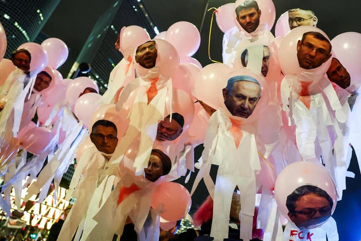 מיצב חברי הממשלה על בלונים. "העם לא איתם" (צילום: REUTERS/Kai Pfaffenbach) הפגנה בקפלן נגד הממשלה