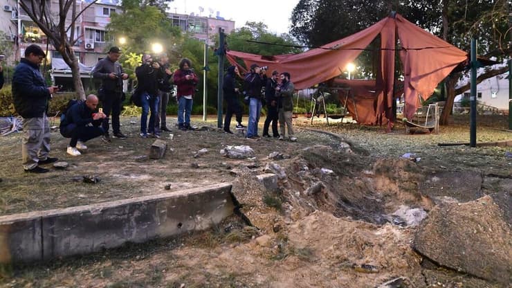 זירת נפילת הטיל החות'י בשדרות הבעש"ט ביפו, תל אביב