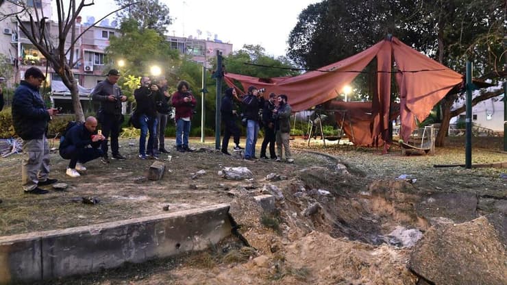 גן השעשועים שנפגע ביפו (צילום: שאול גולן ) זירת נפילת הטיל החות'י בשדרות הבעש"ט ביפו, תל אביב