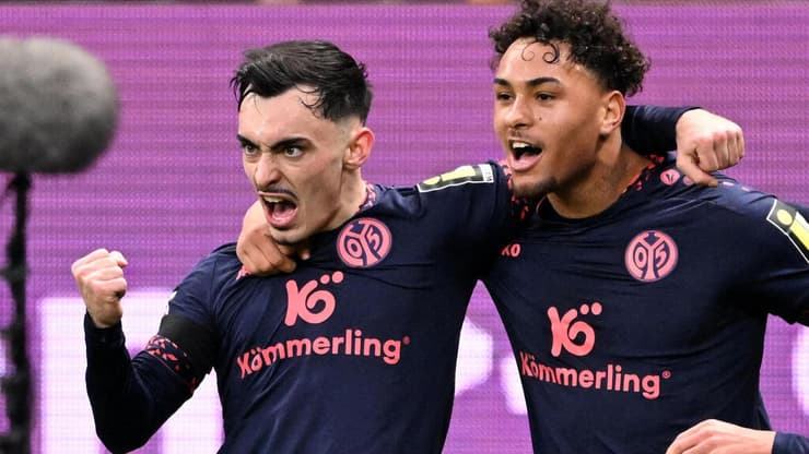 החיסרון המספרי לא הפריע לו. נבל (משמאל) (צילום: Kirill KUDRYAVTSEV / AFP) נבל