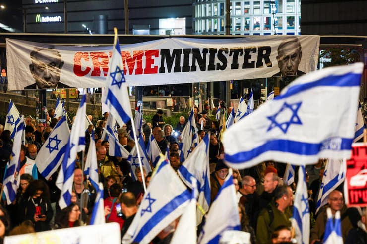 ההפגנה בקפלן, הערב (צילום: REUTERS/Kai Pfaffenbach) הפגנה בקפלן נגד הממשלה