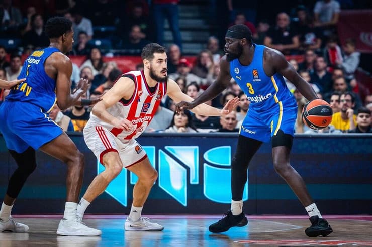 הספסל שוב לא סיפק את הסחורה. שאיוק אתמול (צילום: Djordje Kostic) הכוכב האדום בלגראד מכבי ת"א