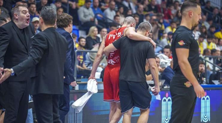 גיא פלטין יורד פצוע (רועי כפיר) גיא פלטין יורד פצוע