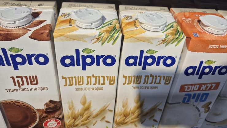 משקה שיבולת של am:pm שנמכר בסניף כצנלסון בגבעתיים ב-16.90 שקל משקה שיבולת שועל אלפרו בסניף am:pm בגבעתיים