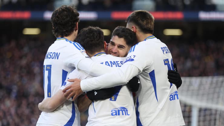 חזר להרכב - וסיפק את הסחורה. סולומון חוגג עם החברים (צילום: George Wood/Getty Images) סולומון חוגג עם החברים