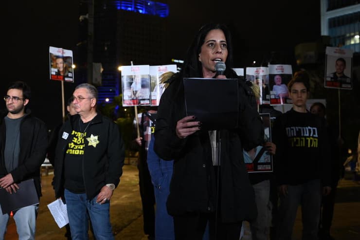 קרובי החטופים מול שער בגין, הערב (צילום: יובל חן) הצהרה של משפחות חטופים מחוץ לשער בגין בקריה