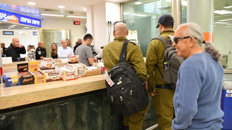 המזנון (צילום: נחום סגל) טיסת הבכורה של אייר חיפה מנמל חיפה