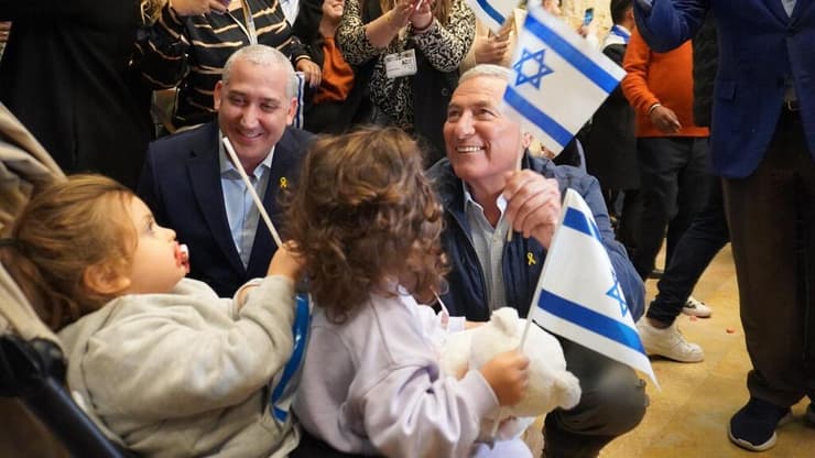 יו״ר הנהלת הסוכנות היהודית אלוף במיל. דורון אלמוג ומנכ״ל הסוכנות היהודית יהודה סטון מקבלים בנתב״ג עולים חדשים מצרפת שהגיעו בצל המלחמה