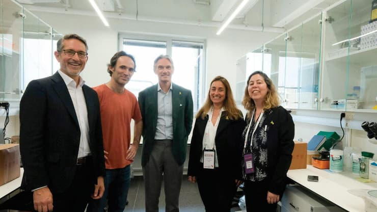 בכירי טבע במעבדות של אוניברסיטת תל־אביב במסגרת "טבע אקדמיה" – למעלה מ־50 שיתופי פעולה של טבע עם האוניברסיטאות המובילות בישראל לפיתוח תרופות מקוריות, בין היתר, בתחומי האימונותרפיה ומערכת העצבים המרכזית.מימין לשמאל: ד"ר דנה בר־און מנהלת "טבע אקדמיה", פרופ' רונית סצ'י־פאינרו, אוניברסיטת תל־אביב, נשיא ומנכ"ל טבע ריצ'רד פרנסיס, פרופ' עודד רכבי, אוניברסיטת תל־אביב, ומנהל המו"פ הגלובלי והמנהל הרפואי הראשי של טבע, ד"ר אריק יוז (צילום: סיוון פרג') בכירי טבע במעבדות של אוניברסיטת תל־אביב במסגרת "טבע אקדמיה" – למעלה מ־50 שיתופי פעולה של טבע עם האוניברסיטאות המובילות בישראל לפיתוח תרופות מקוריות, בין היתר, בתחומי האימונותרפיה ומערכת העצבים המרכזית.מימין לשמאל: ד"ר דנה בר־און מנהלת "טבע אקדמיה", פרופ' רונית סצ'י־פאינרו, אוניברסיטת תל־אביב, נשיא ומנכ"ל טבע ריצ'רד פרנסיס, פרופ' עודד רכבי, אוניברסיטת תל־אביב, ומנהל המו"פ הגלובלי והמנהל הרפואי הראשי של טבע, ד"ר אריק יוז