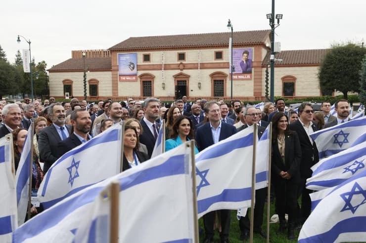 ראשי הערים לצד דגלי ישראל