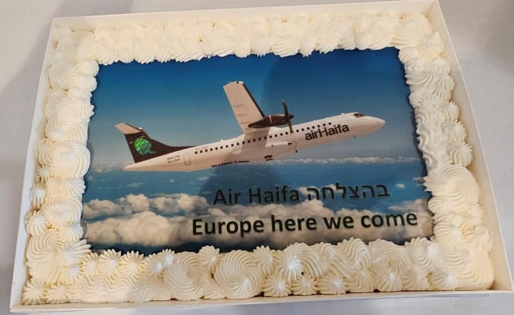 עוגה חגיגית לכבוד המראת הבכורה מחיפה (צילום: איריס ליפשיץ-קליגר) עוגה חגיגית לכבוד המראת הבכורה מחיפה