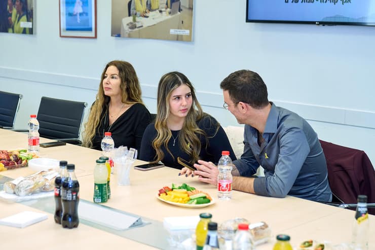 מימין לשמאל-יואב, גומא ועינת, אמה של גומא, בטקס הענקת דוח עלם לשר הרווחה. 