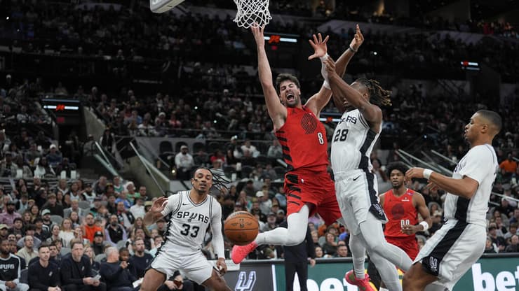 "הורס לעצמו בתוך התנועה". אבדיה מאבד בדרך לסל (צילום: Daniel Dunn-Imagn Images) אבדיה