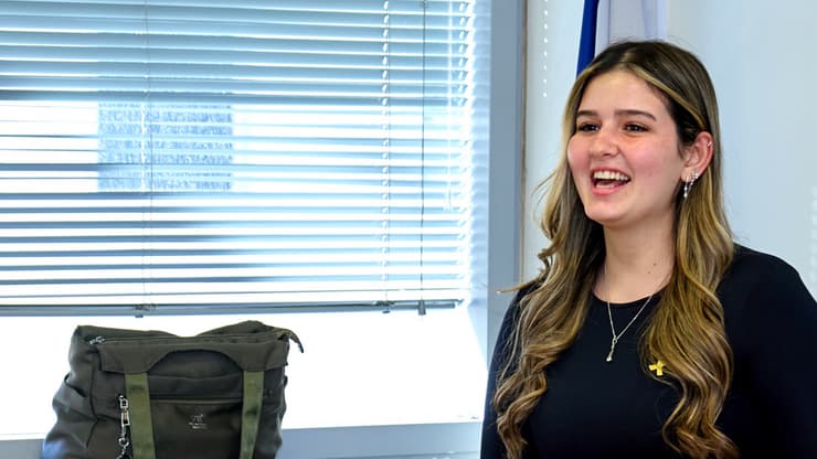 גומא חמיאס בטקס הענקת דוח עלם לשר הרווחה. 