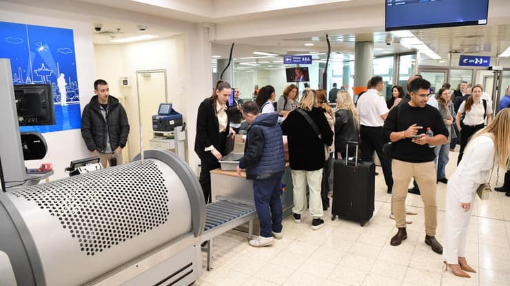 עמדת הבידוק (צילום: נחום סגל) טיסת הבכורה של אייר חיפה מנמל חיפה