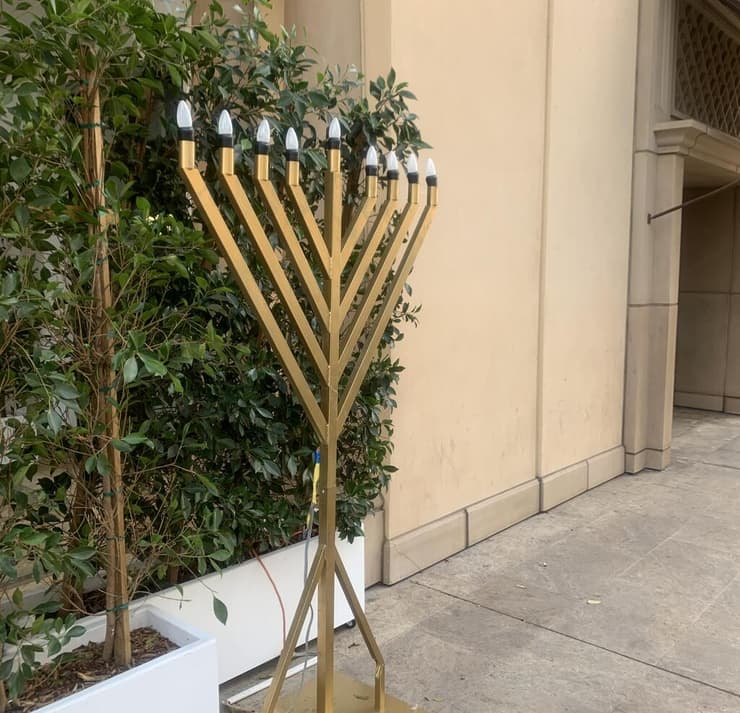 חנוכיות נצפו בכל פינה