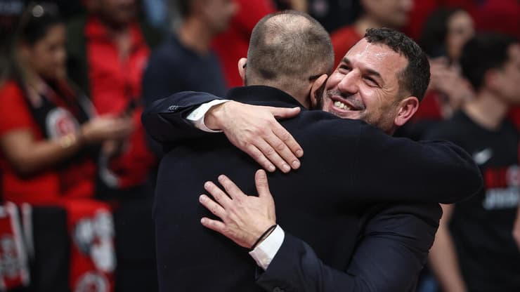 הודה לקהל. אלון עם שמיר בסיום (צילום: עוז מועלם) מאמן הפועל ירושלים יונתן אלון