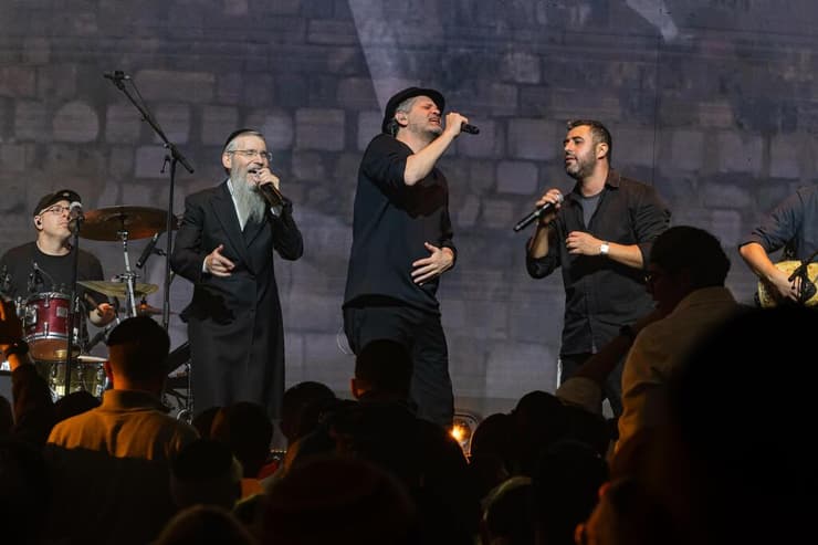 ישי ריבו, אמיר דדון ואברהם פריד באחד מהמופעים בפסטיבל צמאה השנה