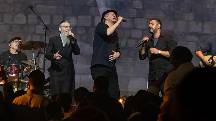 ישי ריבו, אמיר דדון ואברהם פריד באחד מהמופעים בפסטיבל צמאה השנה (צילום: חיים טויטו) ישי ריבו, אמיר דדון ואברהם פריד באחד מהמופעים בפסטיבל צמאה השנה