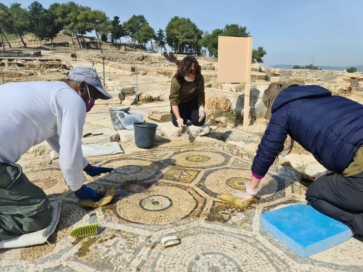 עבודות שיקום פסיפס בגן הלאומי ציפורי