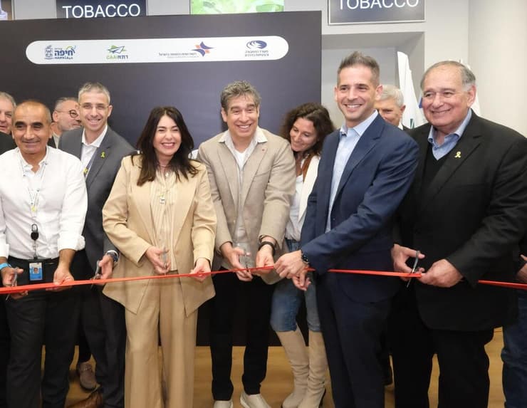 גזירת הסרט לפני טיסת הבכורה מחפיה (צילום: סיון פרג') גזירת הסרט לפני טיסת הבכורה מחפיה