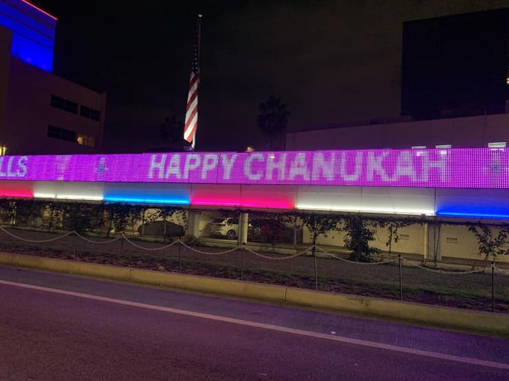 איחולי חנוכה שמח בשלט אלקטרוני בצד הדרך בבוורלי הילס