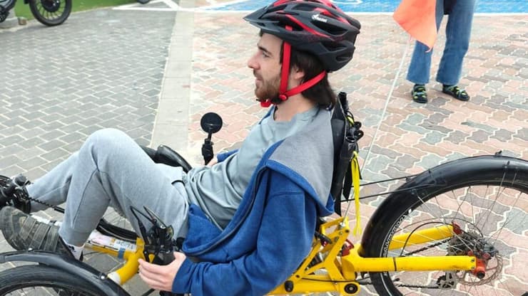 אברהם זקינוב, נפצע ב"חרבות ברזל". משתתף ב"אתגריסטים"