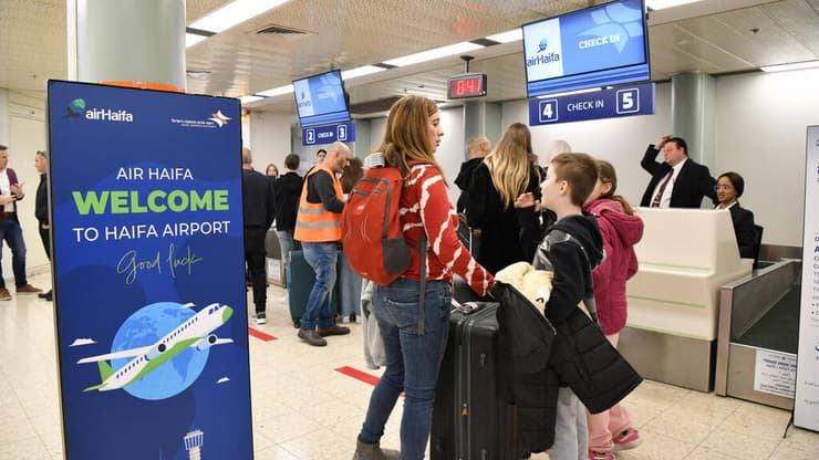 דלפקי הצ'ק אין בחיפה (צילום: נחום סגל) טיסת הבכורה של אייר חיפה מנמל חיפה