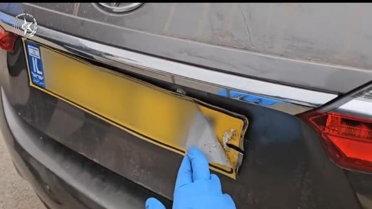 לוחית הרישוי המזויפת (צילום: דוברות המשטרה ) לוחית רישוי מודבקת לרכב מבצעי בשימוש ארגון הפשע אבו לטיף