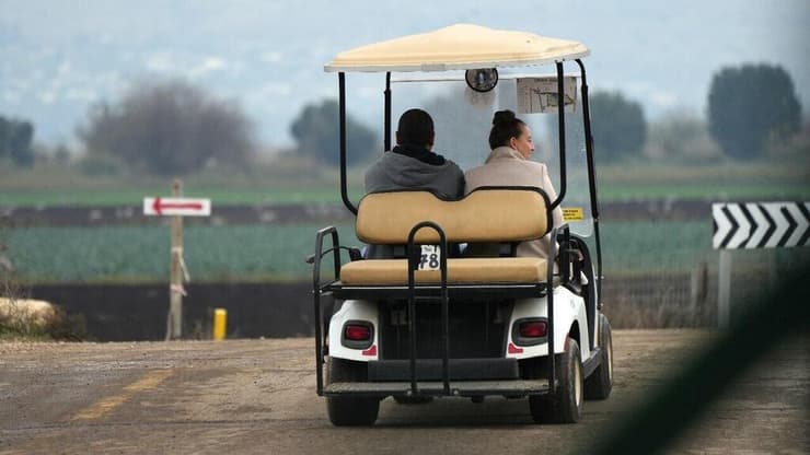 רכבי הגולף המוכרים חזרו לשבילים (צילום: אפי שריר) אגמון החולה