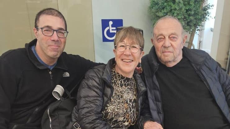 צבי, אילה ומשה גולדנברג - לפני ההמראה ללרנקה (צילום: איריס ליפשיץ-קליגר) צבי, אילה ומשה גולדנברג - לפני ההמראה ללרנקה