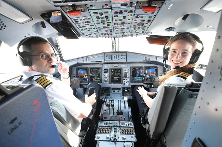 הטייסים רגע לפני ההמראה (צילום: נחום סגל) הטייסים רגע לפני ההמראה