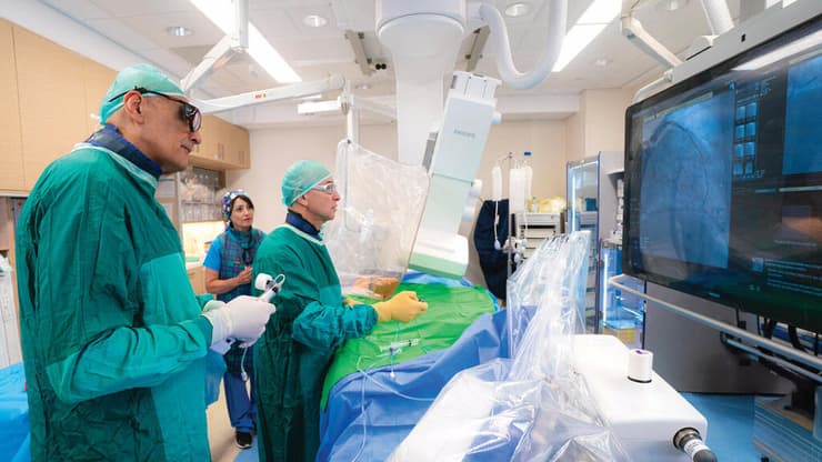 פרופ' בלאט, ד"ר גנדלמן ואחות אילנה במהלך צנתור (צילום: גילעד שעבני שופן) פרופ' בלאט, ד"ר גנדלמן ואחות אילנה במהלך צנתור