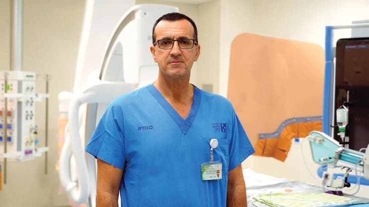 פרופ' קובי ג'ורג' בחדר הצינתורים (צילום: גילעד שעבני שופן) פרופ' קובי ג'ורג' בחדר הצינתורים