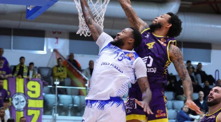 מייק דייויס במאבק עם אייזיאה מיילס