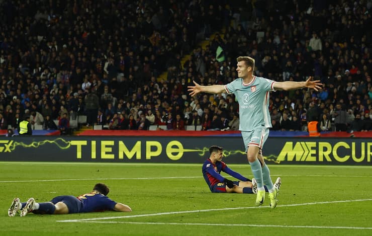 התמונה של המשחק: סורלות' חוגג, שחקני בארסה על הקרשים