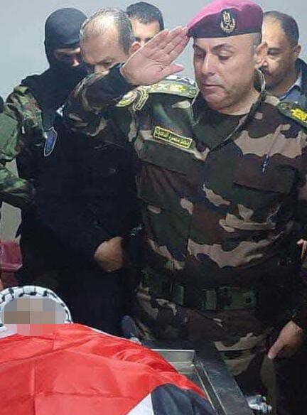 אנשי המנגונים לצד גופתו של סאהר ארחיל, שנהרג מאש החמושים. "פשע נתעב" סאהר ארחיל תושב מחנה טולכרם איש משמר הנשיא נורה למוות במהלך עימותים במחנה ג'נין