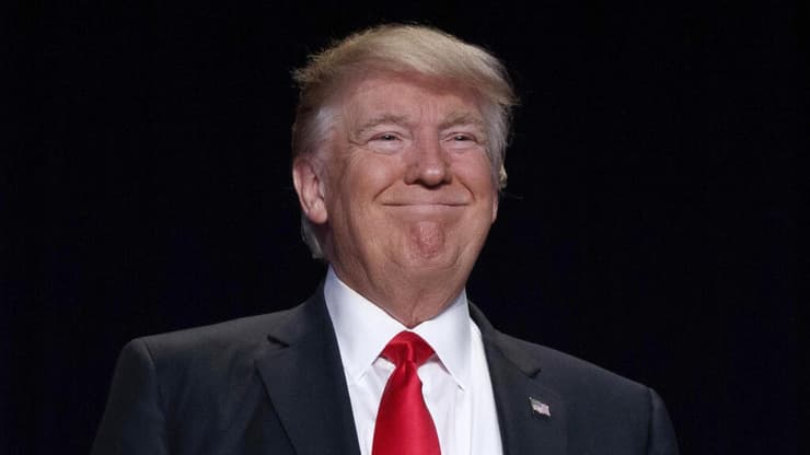 בכל יום הזירה העולמית ההפכפכה מספקת עוד ועוד חומרים לז'אנר שבהתאם, הפך לפופולרי ביותר בשטח. דונלד טראמפ (צילום: Evan Vucci \ AP) דונלד טראמפ ומארק בארנט