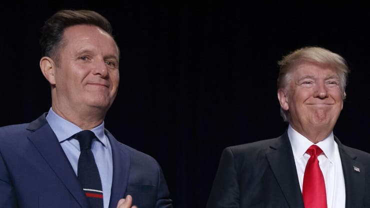 דונלד טראמפ ומארק ברנט (צילום: Evan Vucci \ AP) דונלד טראמפ ומארק בארנט