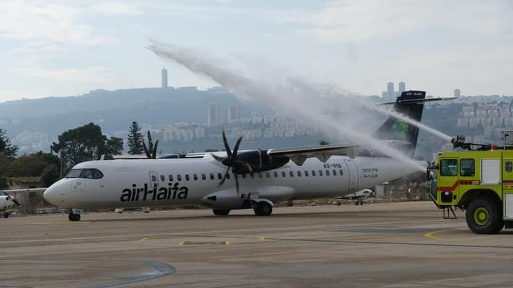 טקס ההסלנה החגיגי רגע לפני ההמראה הראשונה מחיפה