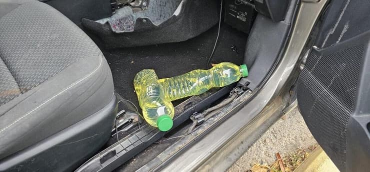 <div style="direction: ltr;"></div>בקבוקי הסולר שנתפסו ברכב הגנוב. יועדו להצתה לאחר החיסול (צילום: דוברות המשטרה ) בקבוקי דלק שאותרו ברכב מבצעי בשימוש ארגון הפשע אבו לטיף