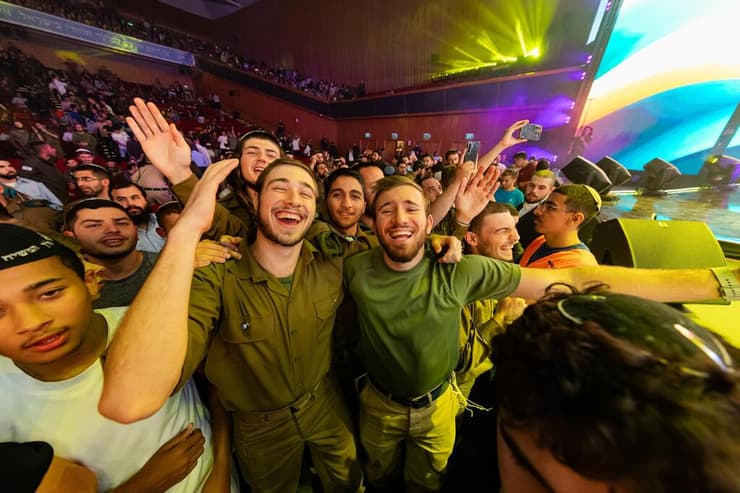 חיילים רוקדים במופע במסגרת פסטיבל צמאה