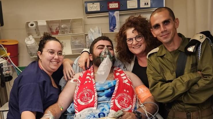 אורחוף בבית החולים. "הרסיסים עדיין בגוף, נראה לי שייעלמו עם הזמן" (צילום: מהאלבום הפרטי) סמל רון אורחוף בבית החולים